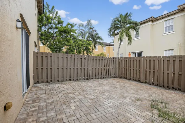 a view of a backyard