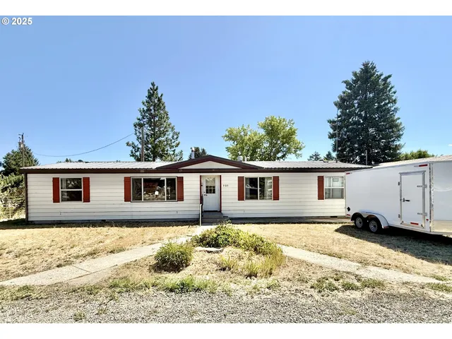 a view of house with a yard