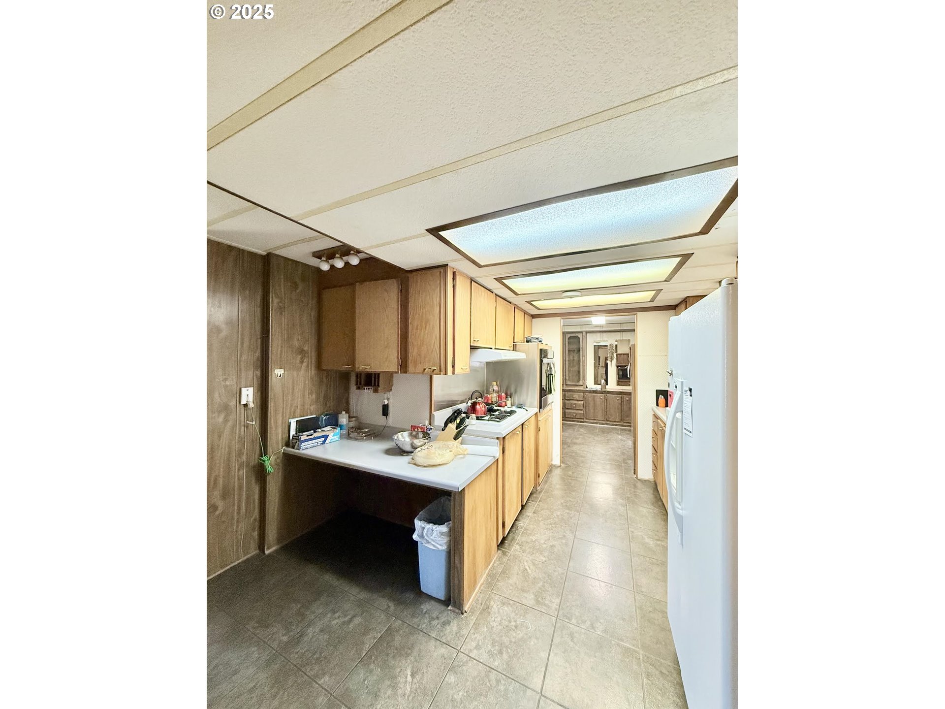 505 North 16th Avenue Elgin, OR 97827 - Photo 15 of 48 a view of a hallway with seating area