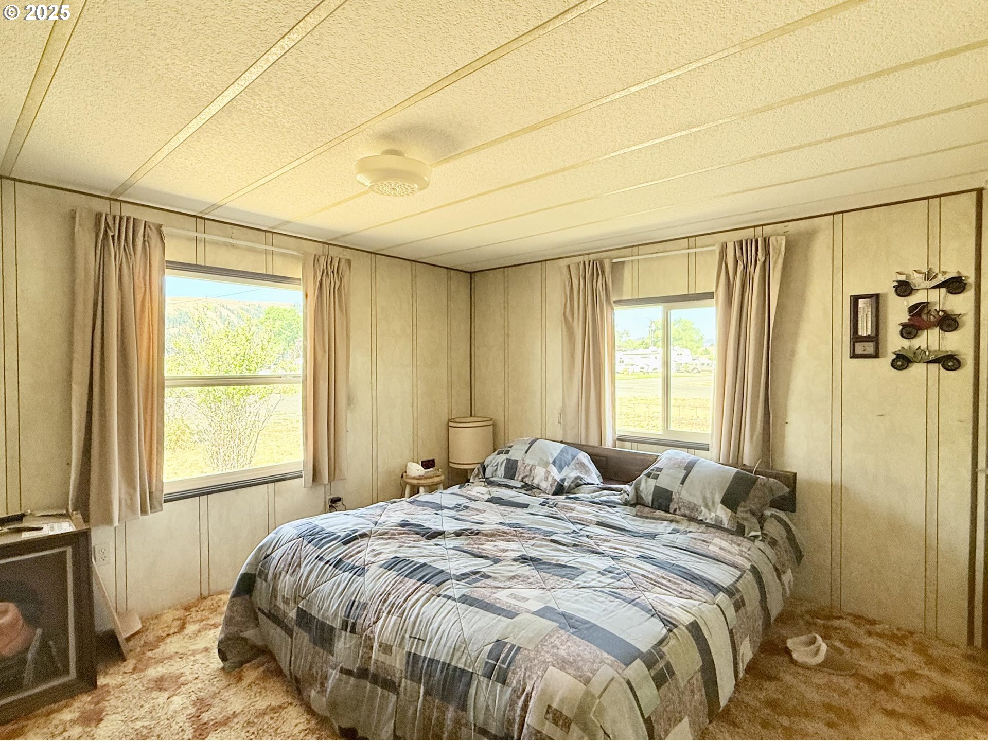 505 North 16th Avenue Elgin, OR 97827 - Photo 22 of 48 a bedroom with a bed and a window