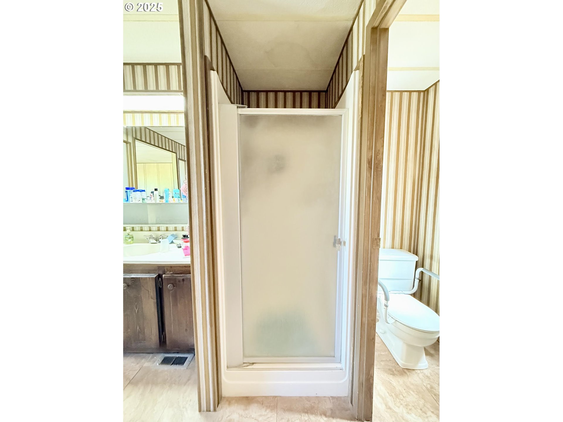 505 North 16th Avenue Elgin, OR 97827 - Photo 27 of 48 a bathroom with a mirror