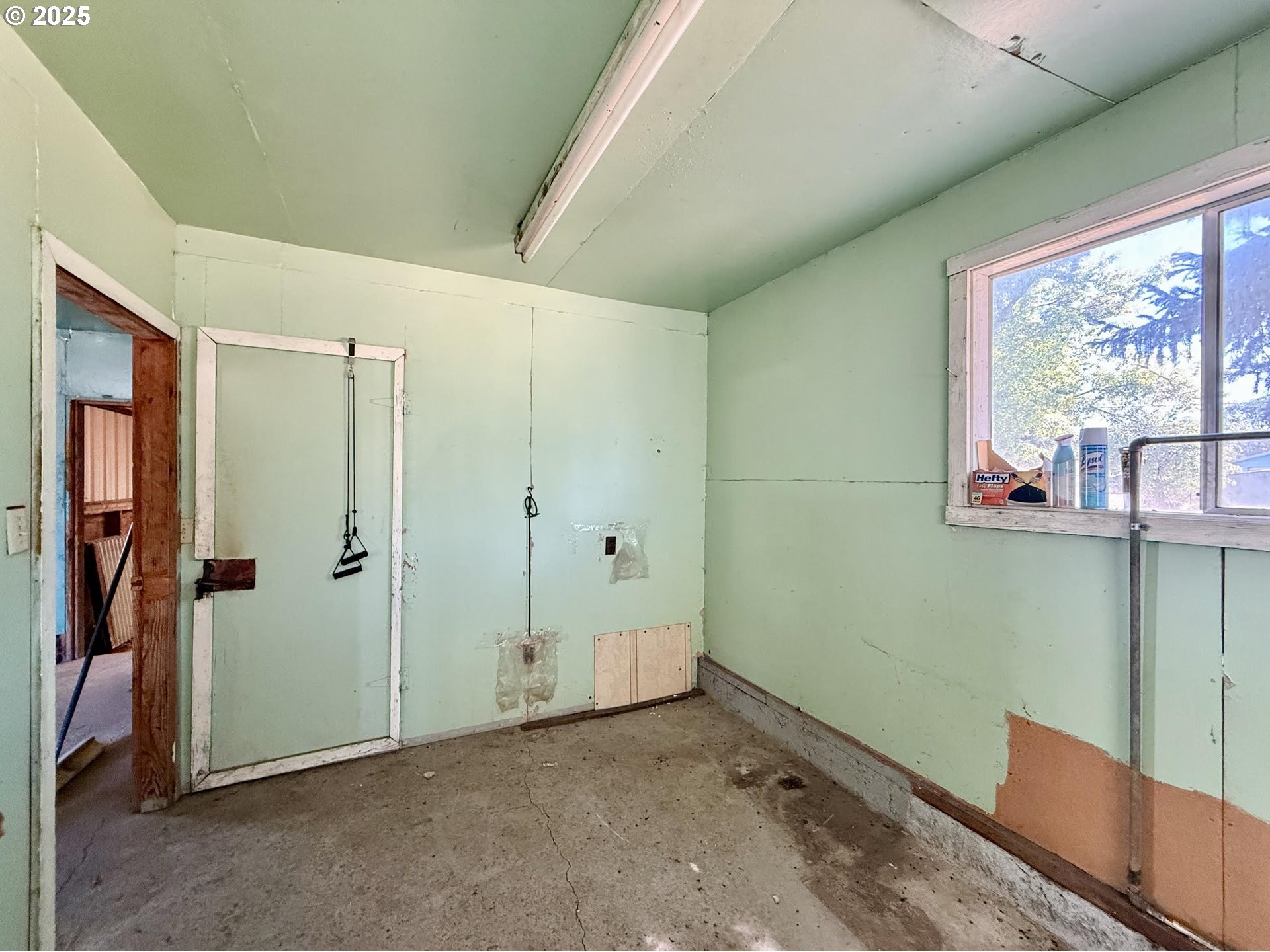 505 North 16th Avenue Elgin, OR 97827 - Photo 46 of 48 a view of a room with window