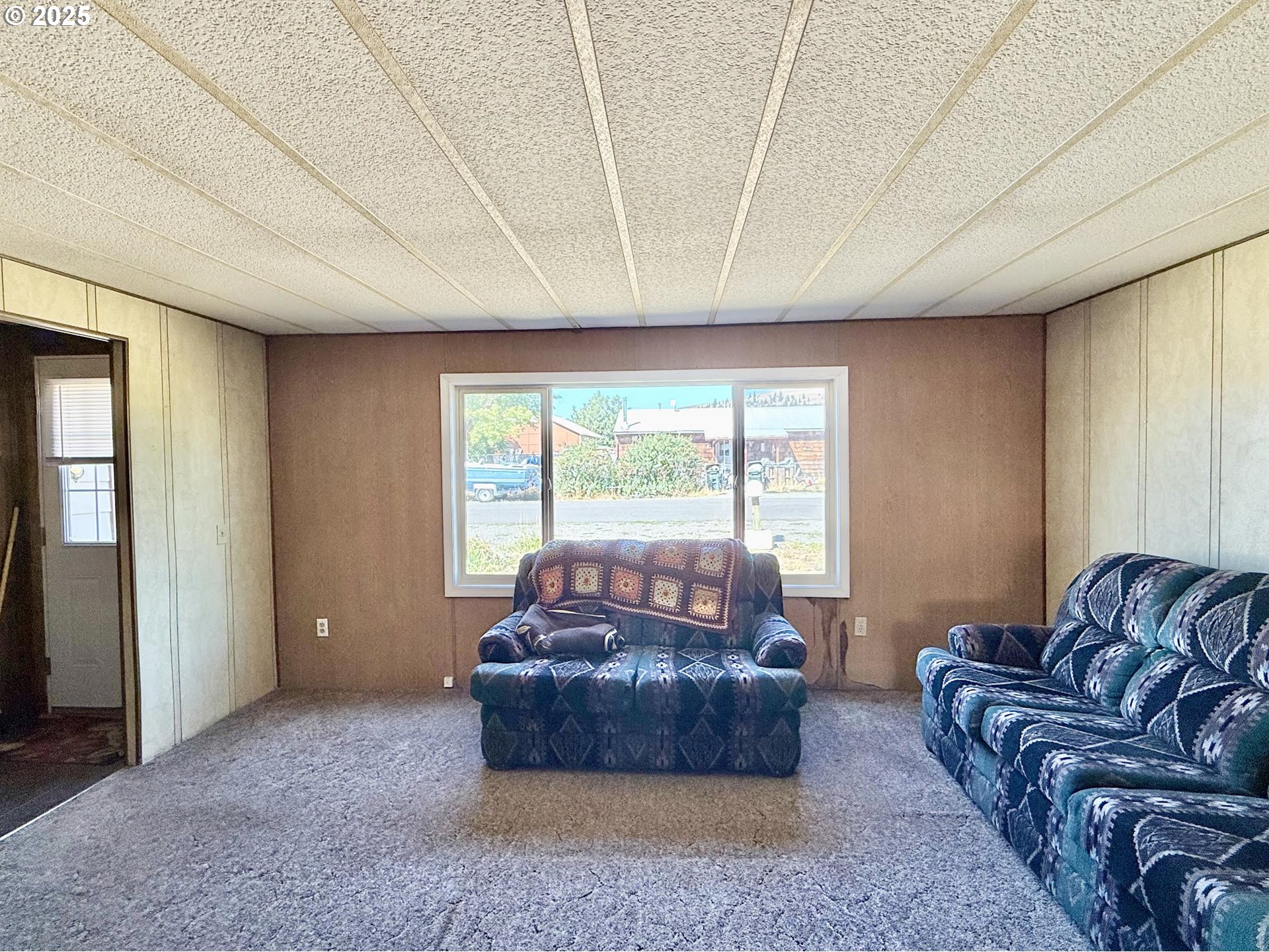 505 North 16th Avenue Elgin, OR 97827 - Photo 6 of 48 a living room with furniture and a window
