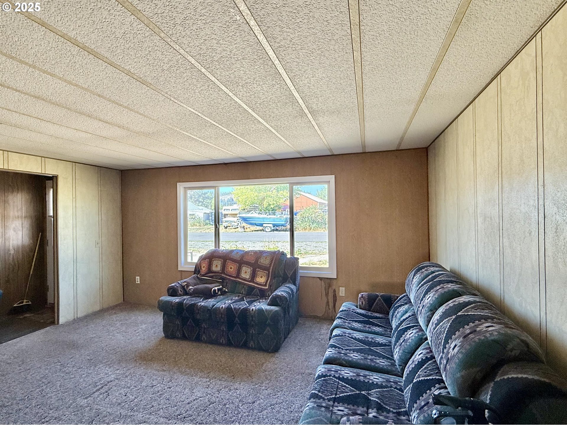 505 North 16th Avenue Elgin, OR 97827 - Photo 7 of 48 a living room with furniture and a window