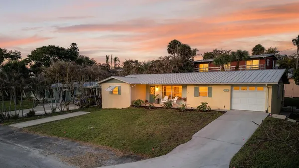 a view of a house with a backyard