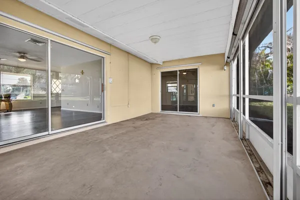 a view of an house with backyard floor and garden view
