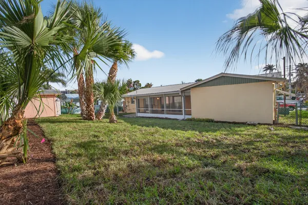 a view of a yard in front of house