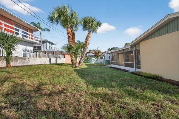 a view of a house with backyard and garden