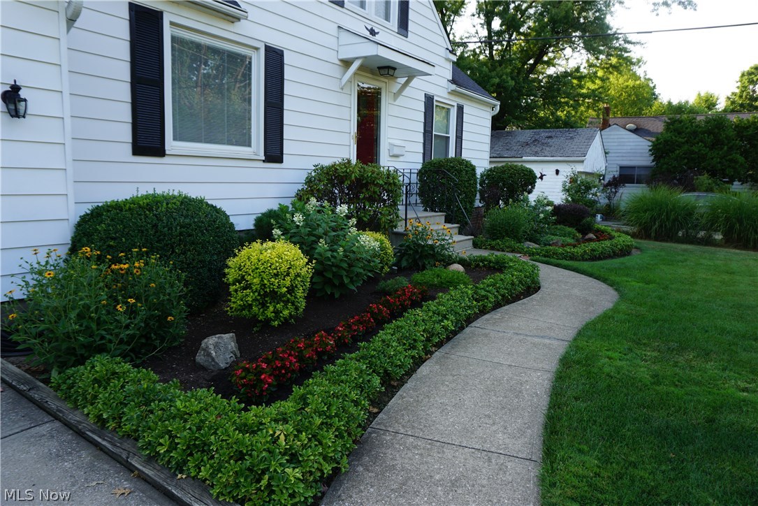 926 Dalewood Road Cleveland, OH 44124 - Photo 2 of 23 Incredible gardens front and rear!