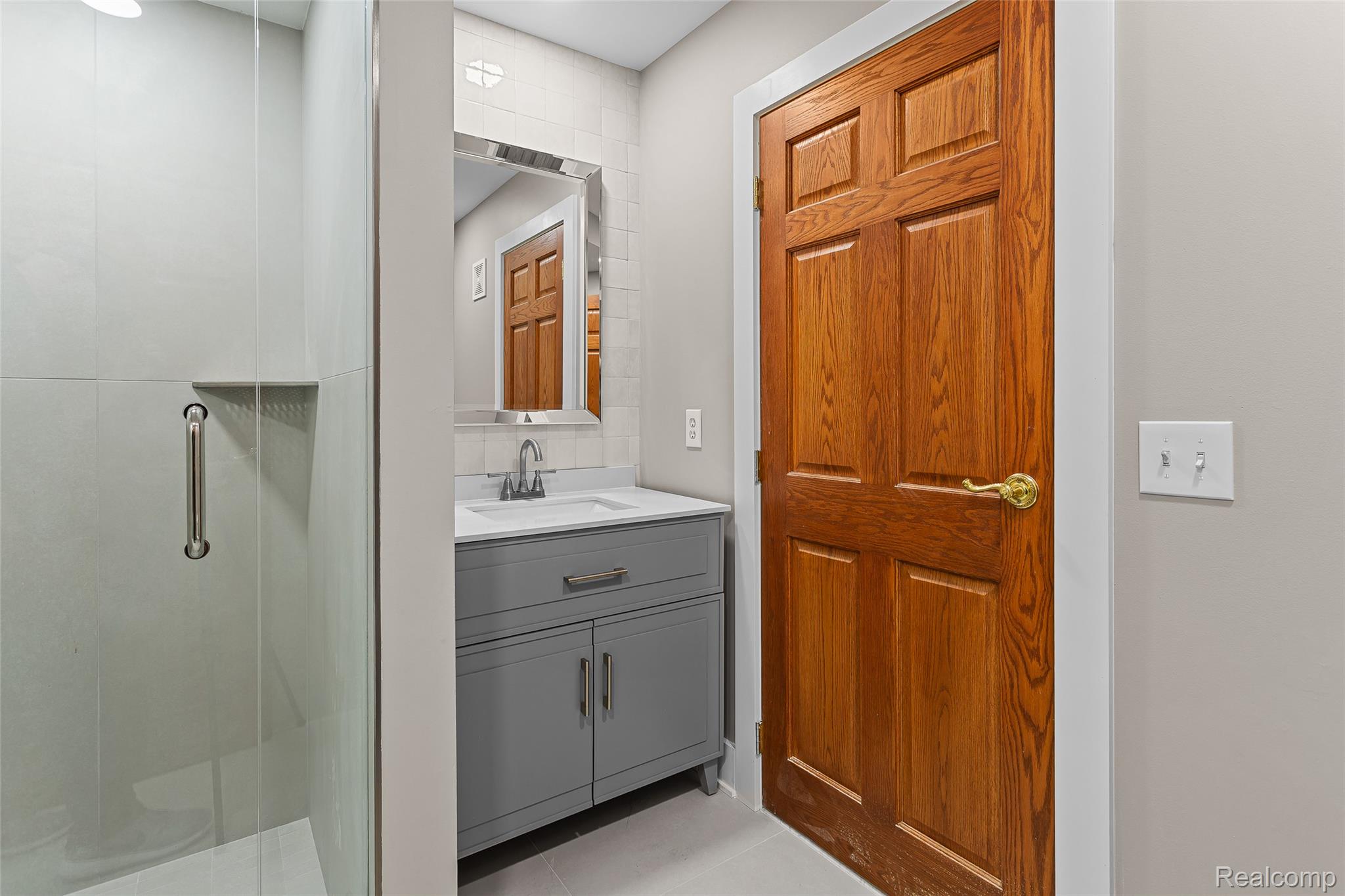 6552 Orion Road Rochester, MI 48306 - Photo 20 of 53 First Floor Full Bath