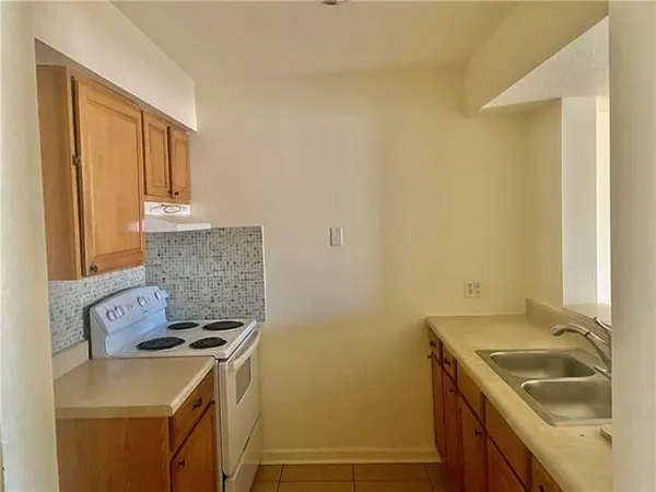 $1,500 | 406 Commerce Street, Gretna, LA 70056