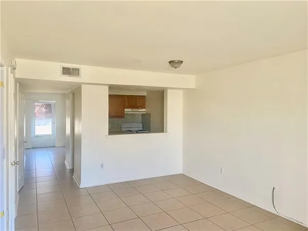 $1,500 | 406 Commerce Street, Gretna, LA 70056