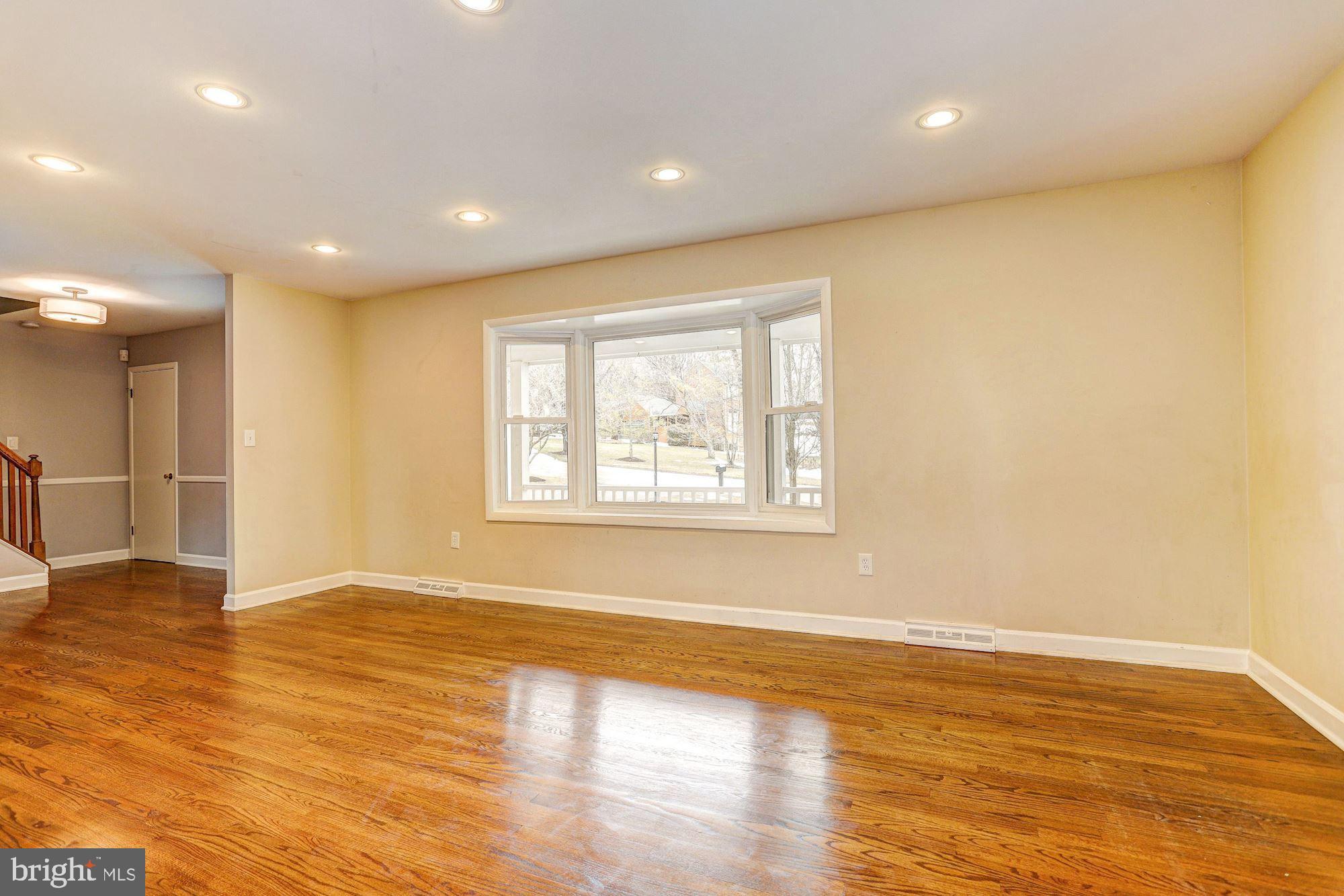 2527 North Farm Road Ellicott City, MD 21042 - Photo 4 of 40 Living Room