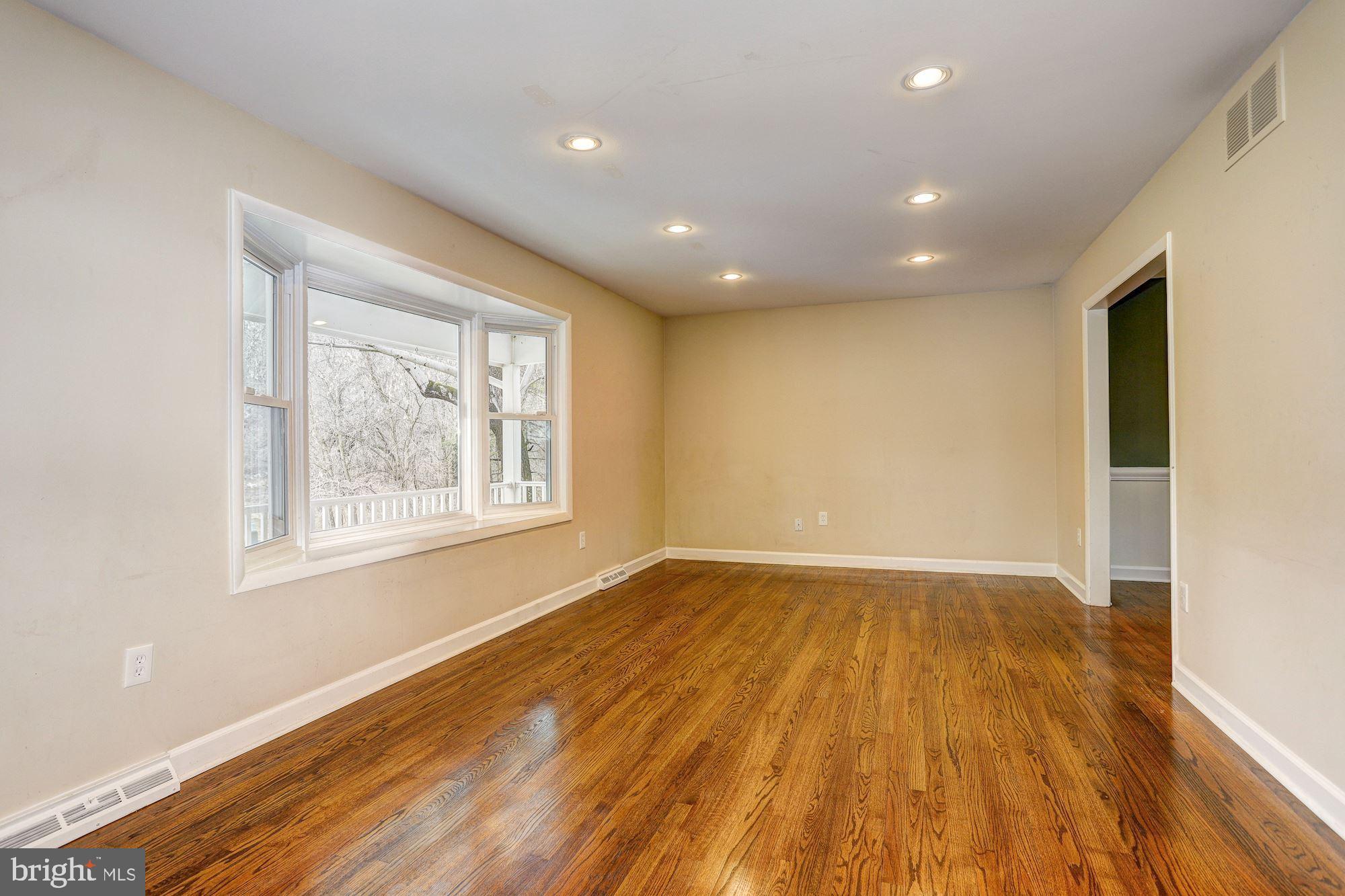 2527 North Farm Road Ellicott City, MD 21042 - Photo 5 of 40 Living Room