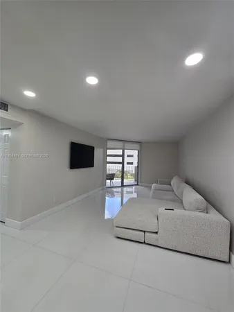 $2,600 | 1750 West 46th Street, Unit 311, Hialeah, FL 33012