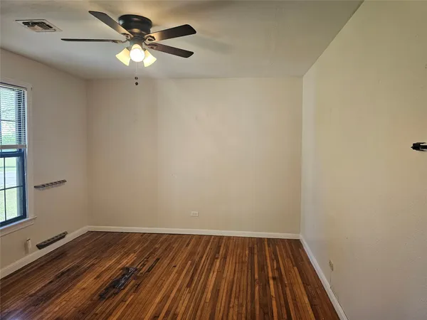 $1,600 | 503 West 12th Street, Taylor, TX 76574