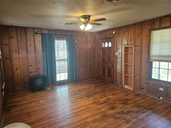 $1,600 | 503 West 12th Street, Taylor, TX 76574