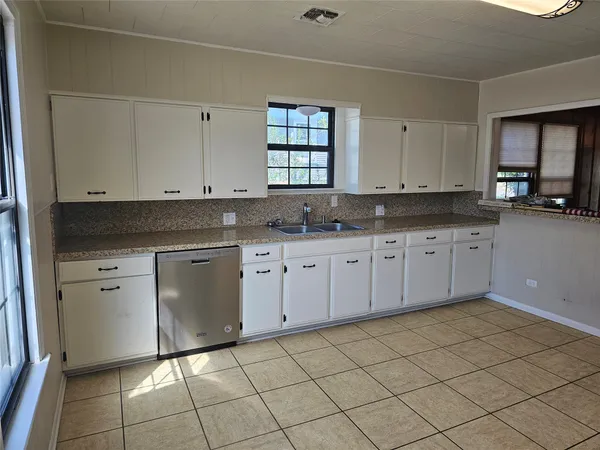 $1,600 | 503 West 12th Street, Taylor, TX 76574