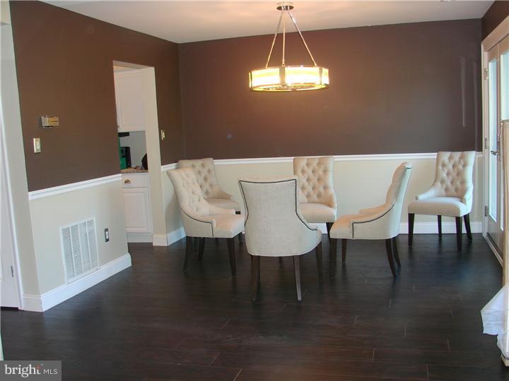 125 North Park Road Newtown, PA 18940 - Photo 10 of 24 Living Room