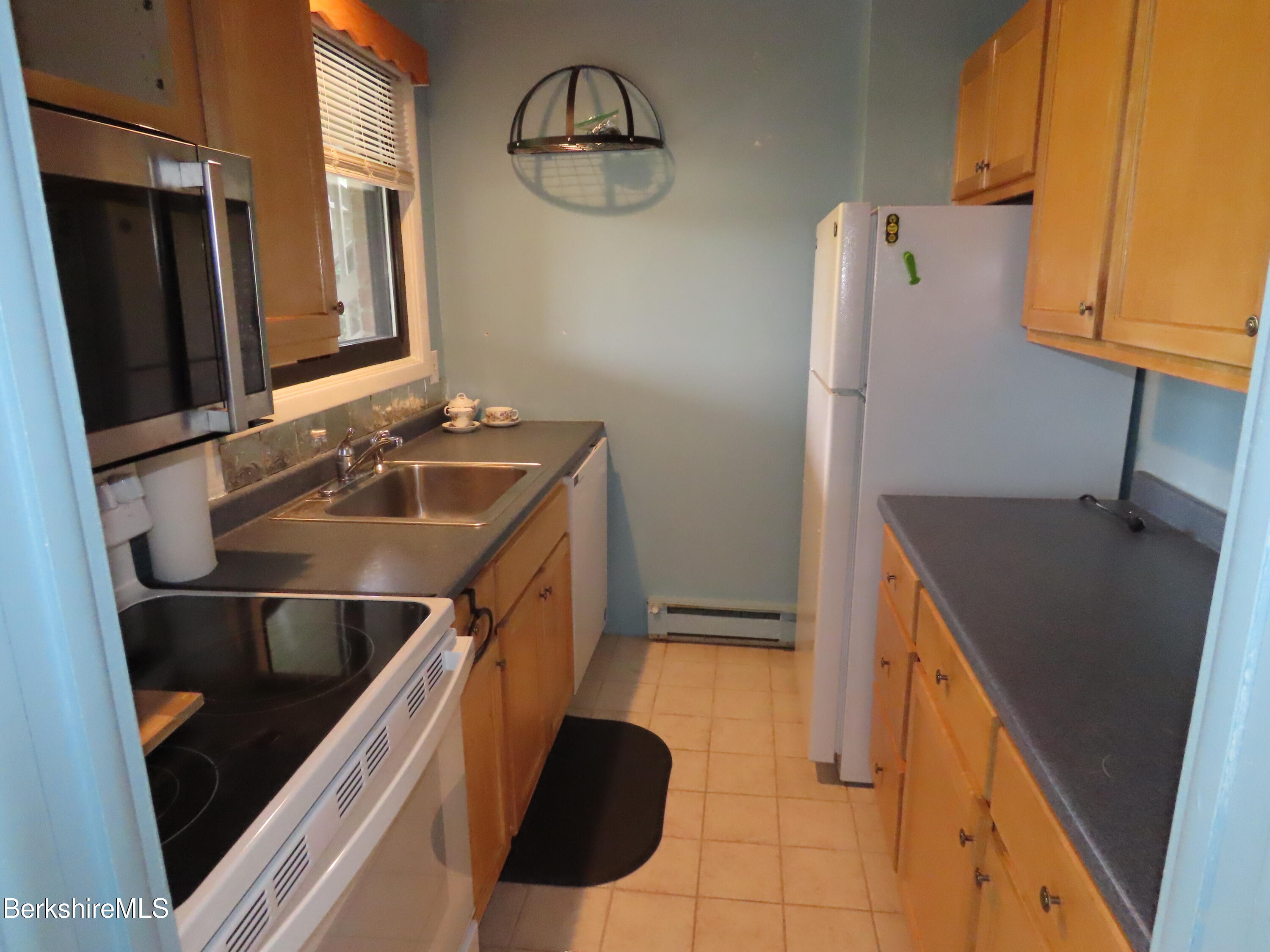 189 Stratton Road, Unit C4 Williamstown, MA 01267 - Photo 6 of 29 Kitchen with newer applianes