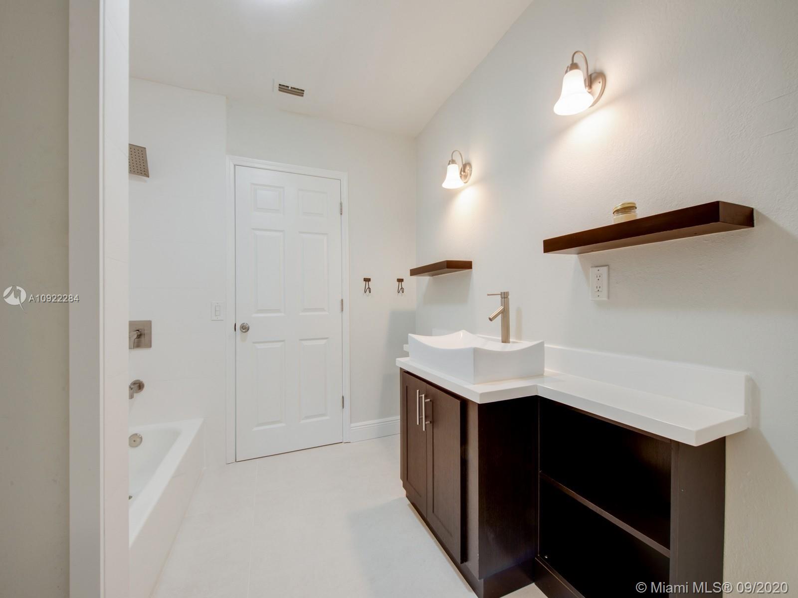 8005 Southwest 106th Street Miami, FL 33156 - Photo 12 of 20