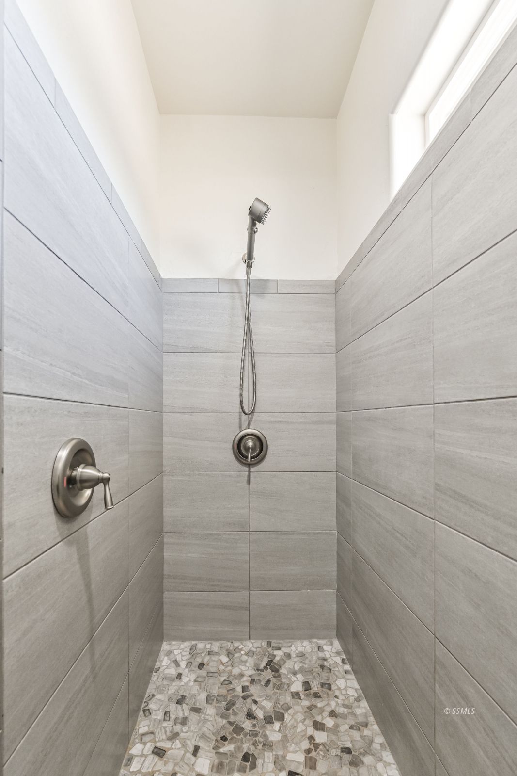 1031 West Church Avenue Ridgecrest, CA 93555 - Photo 32 of 49 a bathroom with a shower