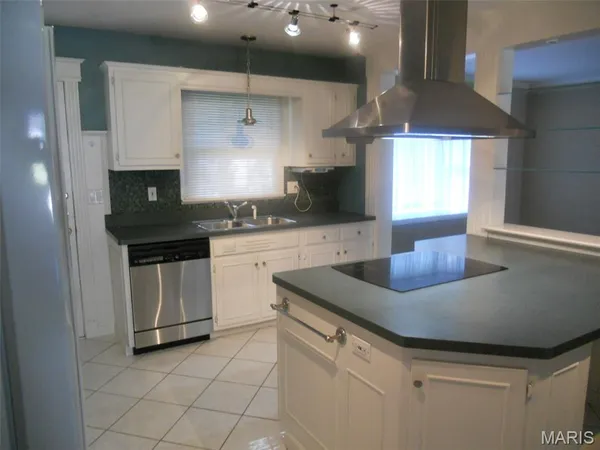 $2,275 | 329 Nantucket Drive, Ballwin, MO 63011