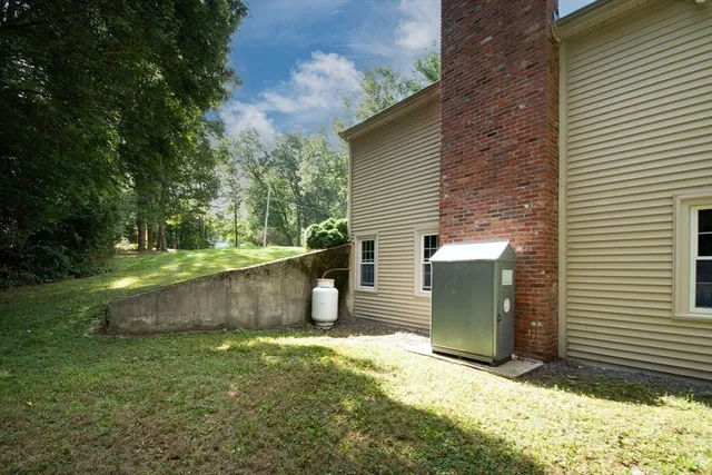 a view of a backyard