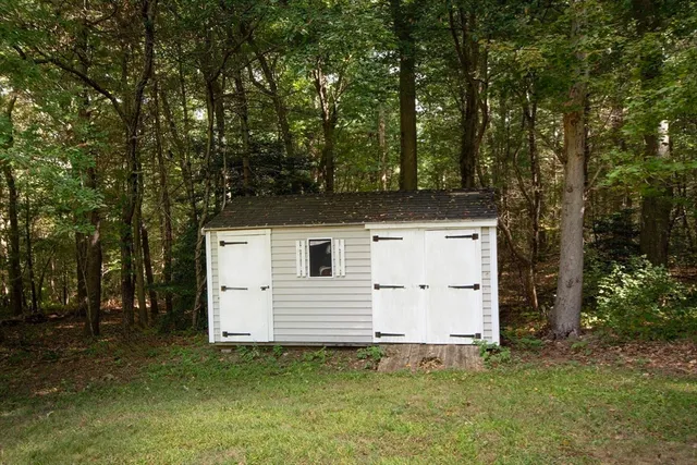 a view of a backyard