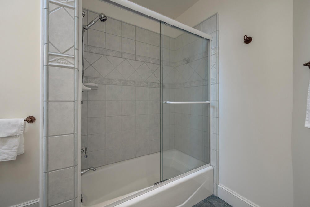 11944 Kestrel Road Klamath Falls, OR 97601 - Photo 76 of 121 Bedroom #4 Ensuite Bath