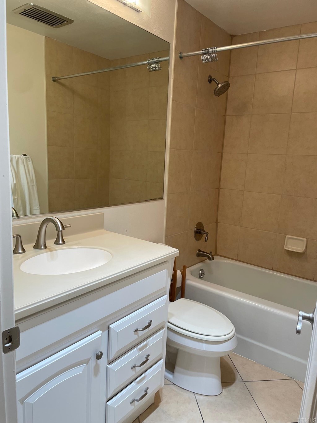 7811 Eads Avenue, Unit 307 La Jolla, CA 92037 - Photo 13 of 17 a bathroom with a sink a toilet and a bathtub