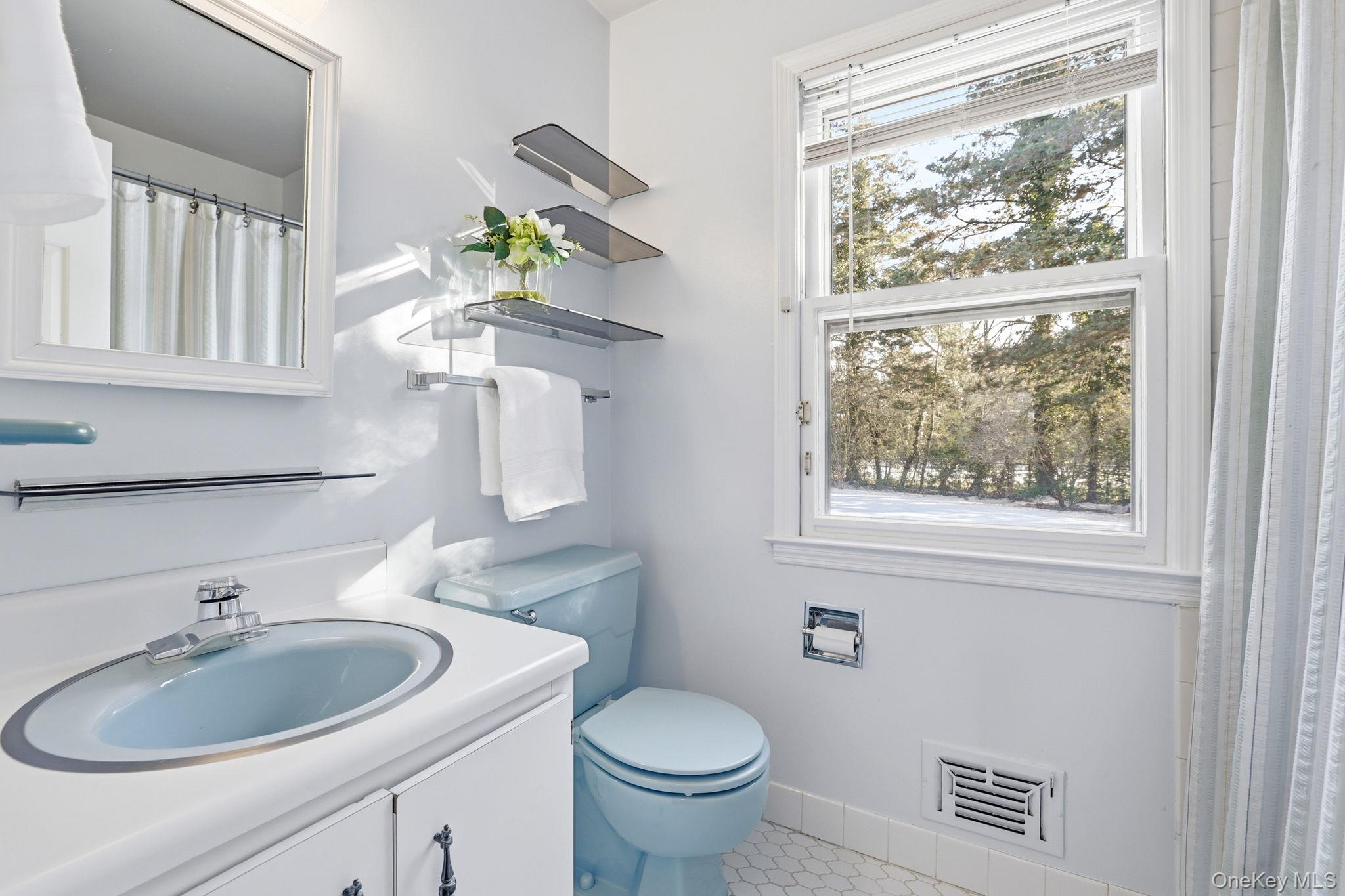 42 Butler Road Scarsdale, NY 10583 - Photo 13 of 35 First floor full bathroom