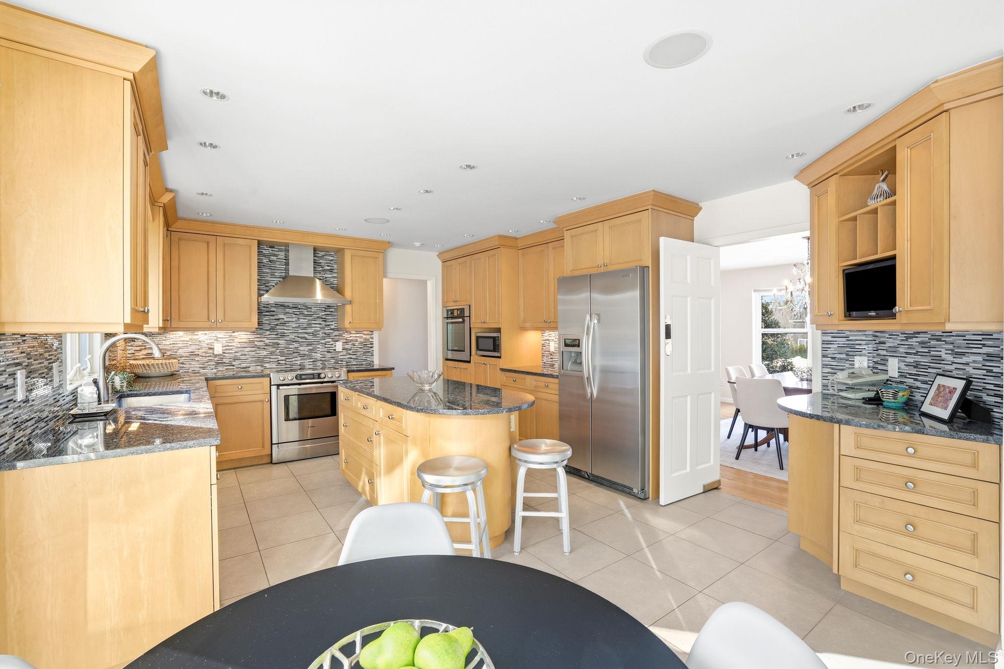 42 Butler Road Scarsdale, NY 10583 - Photo 10 of 35 Bright eat-in kitchen opens to Family Room, Dining Room and Mudroom