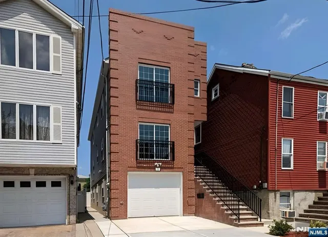 $2,400 | 16 Reynolds Avenue, Unit 2, East Newark, NJ 07029