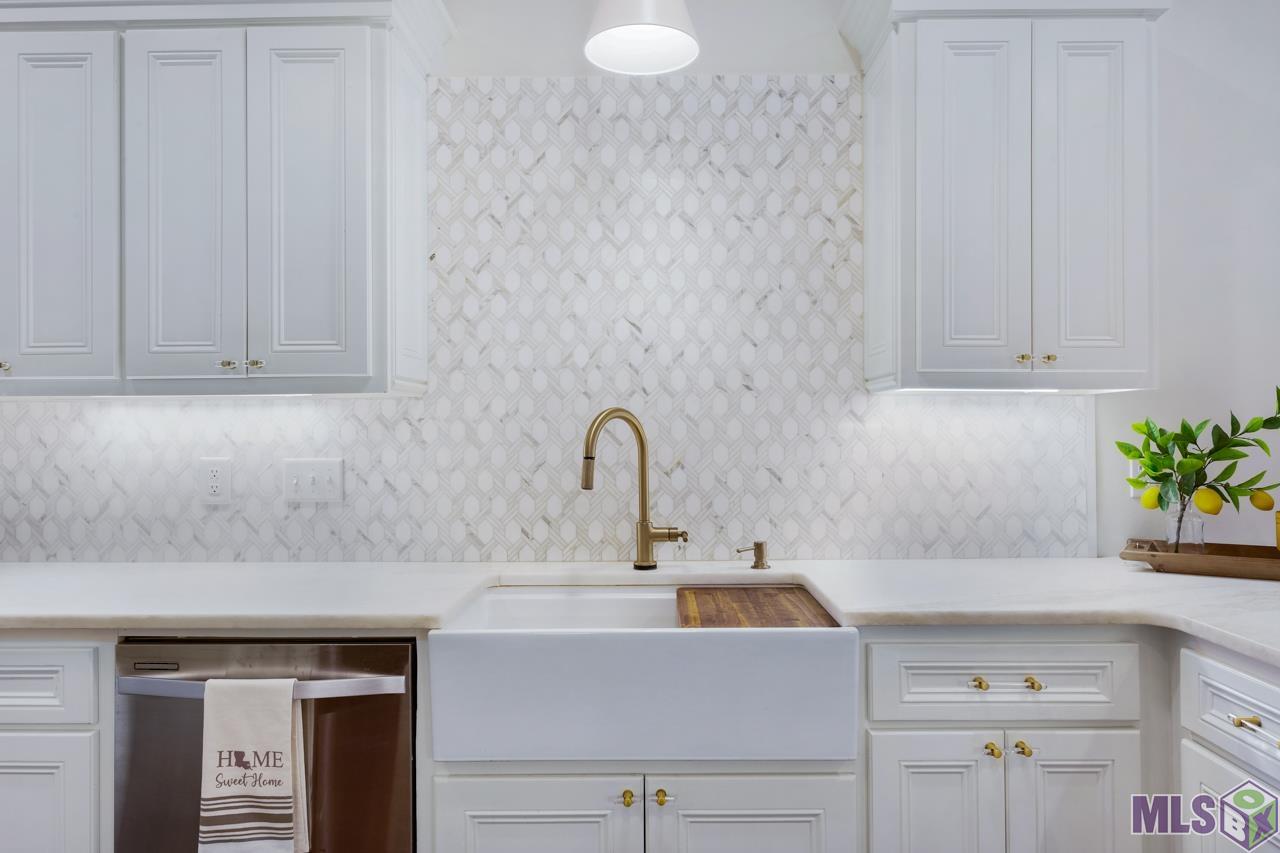 2912 Rue Dauphine Baton Rouge, LA 70810 - Photo 12 of 33 KITCHEN