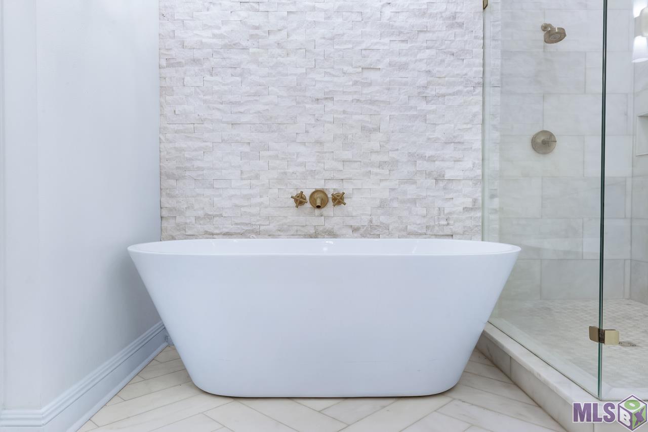 2912 Rue Dauphine Baton Rouge, LA 70810 - Photo 19 of 33 FREE BASIN TUB