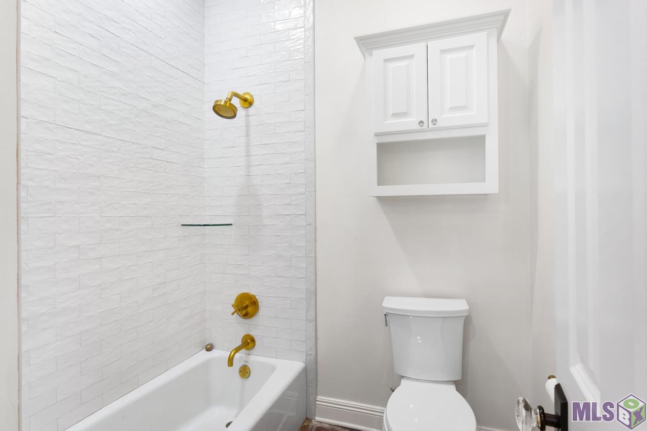 2912 Rue Dauphine Baton Rouge, LA 70810 - Photo 23 of 33 GUEST BATH - 1ST FLOOR