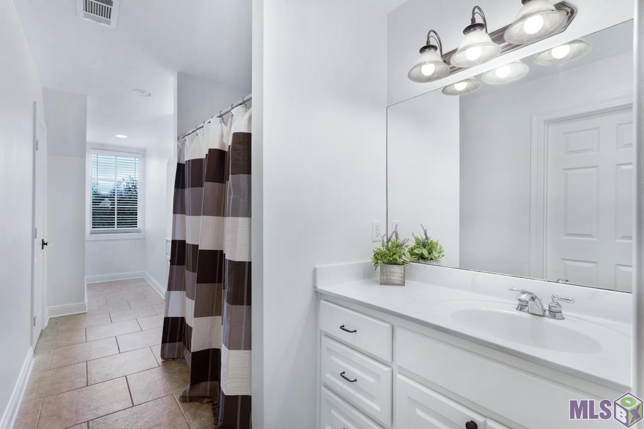 2912 Rue Dauphine Baton Rouge, LA 70810 - Photo 28 of 33 HOLLYWOOD STYLE BATH UPSTAIRS