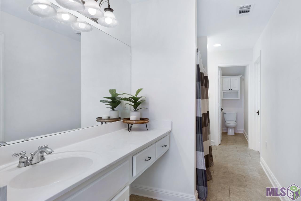 2912 Rue Dauphine Baton Rouge, LA 70810 - Photo 29 of 33 HOLLYWOOD BATH UPSTAIRS