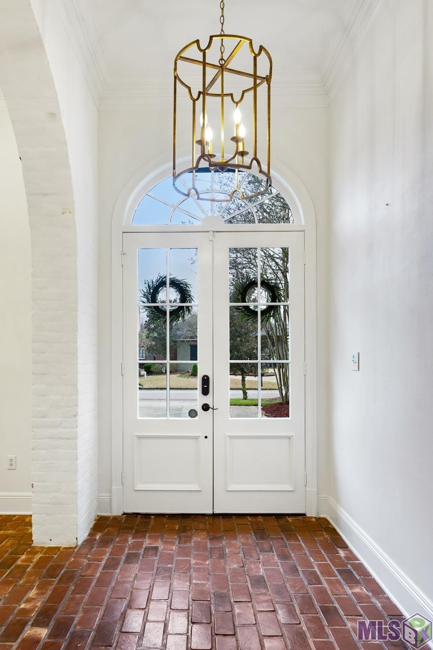 2912 Rue Dauphine Baton Rouge, LA 70810 - Photo 3 of 33 FOYER