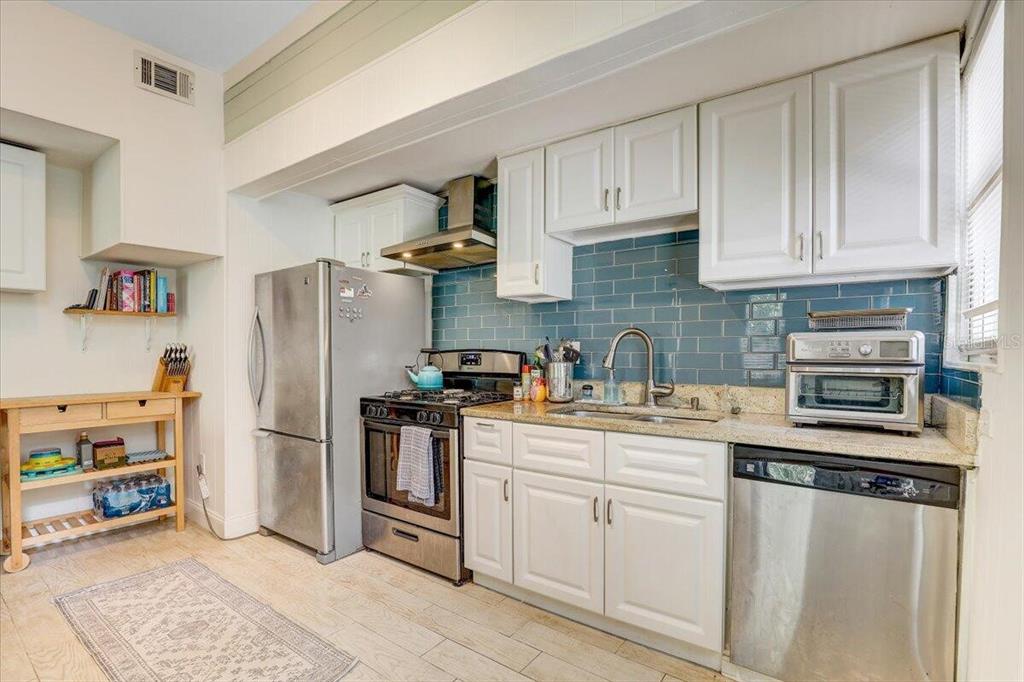 3219 West Hawthorne Road Tampa, FL 33611 - Photo 4 of 38 Gallery Image 4