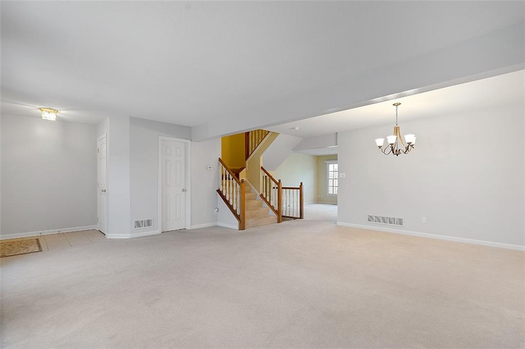 33 Castle View Drive McKees Rocks, PA 15136 - Photo 5 of 25