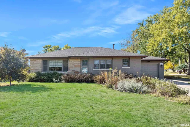 $207,900 | 335 North Lakeshore Drive, Hanna City, IL 61536