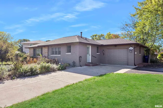 $207,900 | 335 North Lakeshore Drive, Hanna City, IL 61536