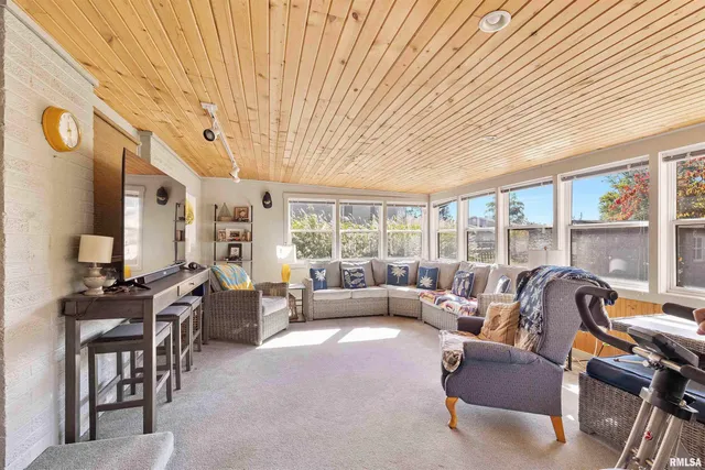 $207,900 | 335 North Lakeshore Drive, Hanna City, IL 61536