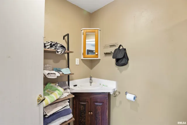 $207,900 | 335 North Lakeshore Drive, Hanna City, IL 61536