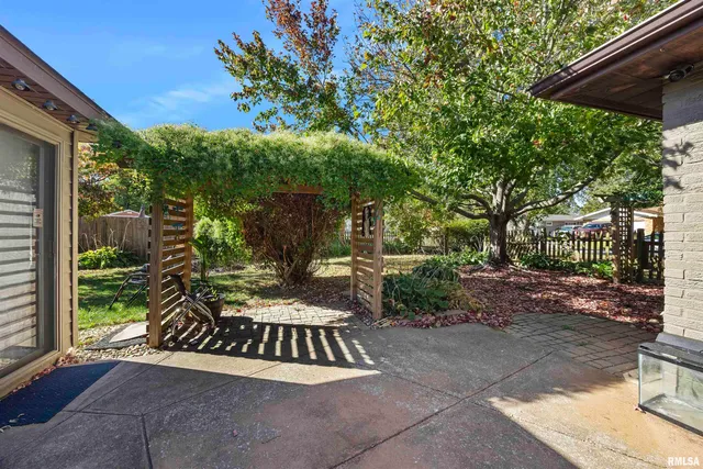 $207,900 | 335 North Lakeshore Drive, Hanna City, IL 61536