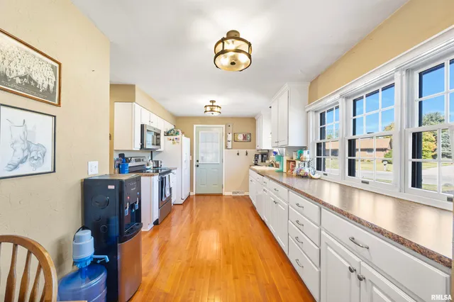 $207,900 | 335 North Lakeshore Drive, Hanna City, IL 61536