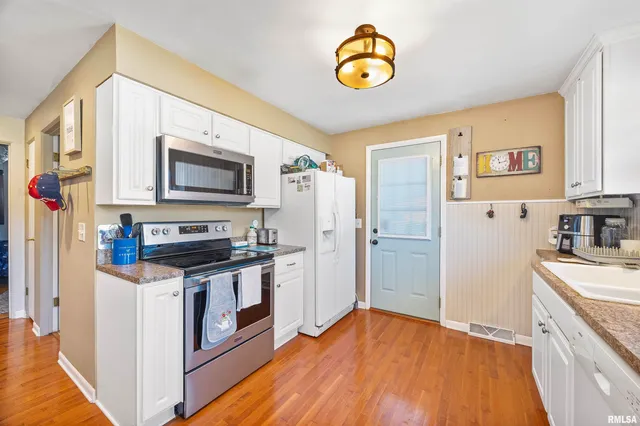 $207,900 | 335 North Lakeshore Drive, Hanna City, IL 61536