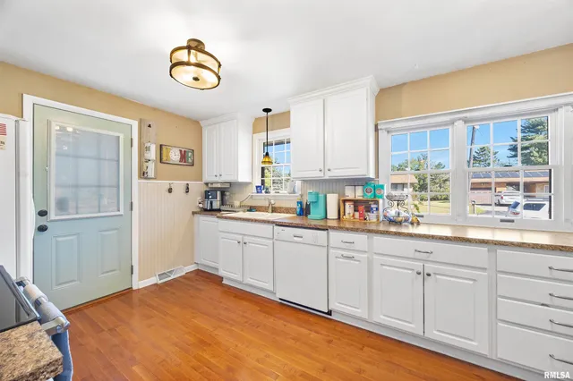 $207,900 | 335 North Lakeshore Drive, Hanna City, IL 61536